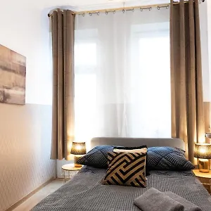 https://clicktheflat-aleje-niepodleglosci-center-apart-rooms.warsawhotelspoland.com
